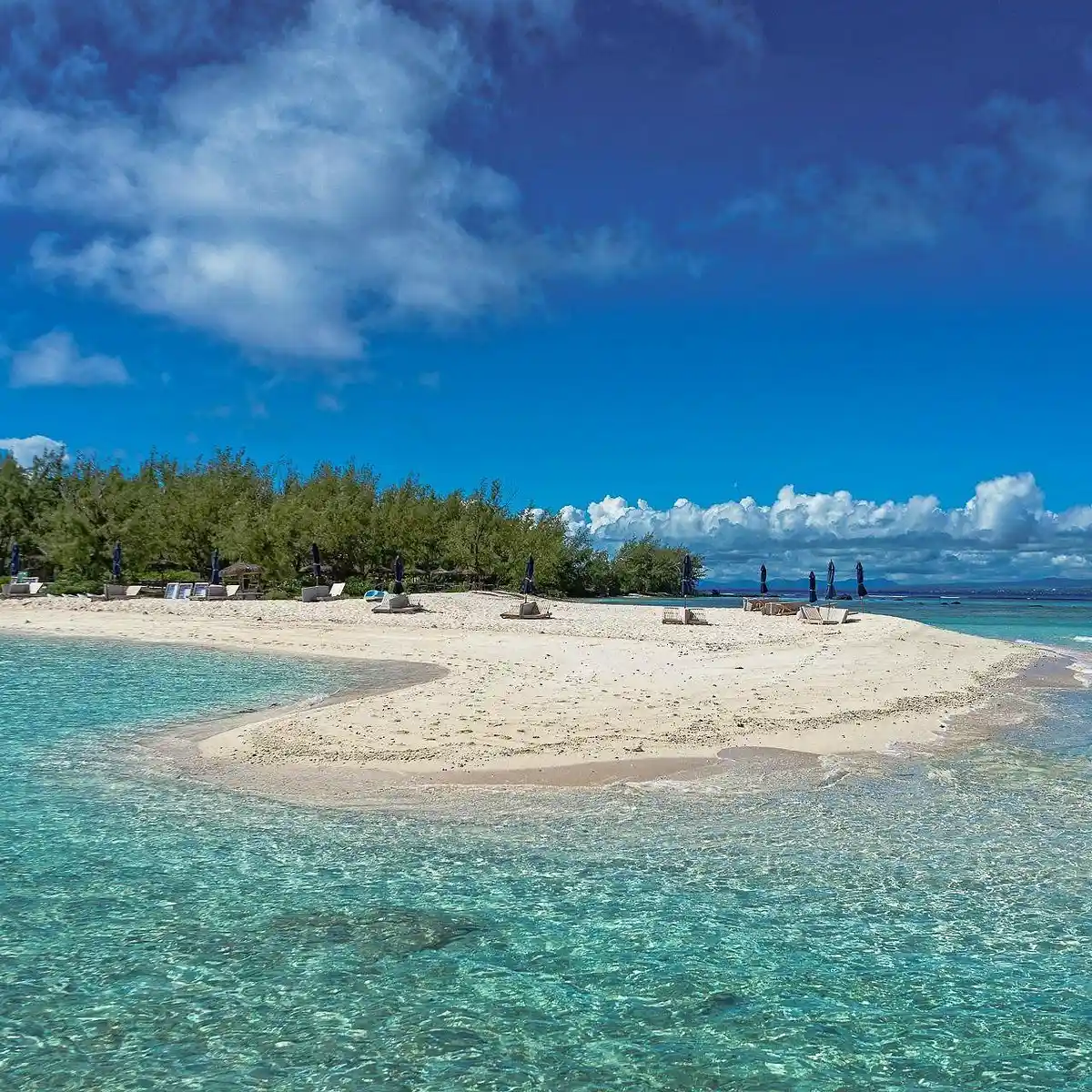 Navigation sur un lagon turquoise